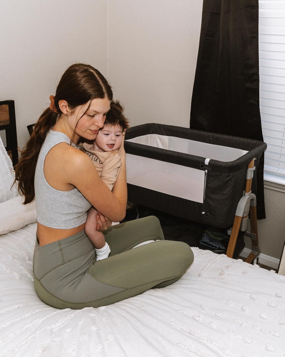 HARPPA Cuddly Bassinet, 3 in 1 Baby Bassinet Bedside Sleeper, Bedside Crib with Mattress and Wheels, Breathable Mesh, 5 Height Adjustable, Anchor Strap (Wood Grain, Grey)