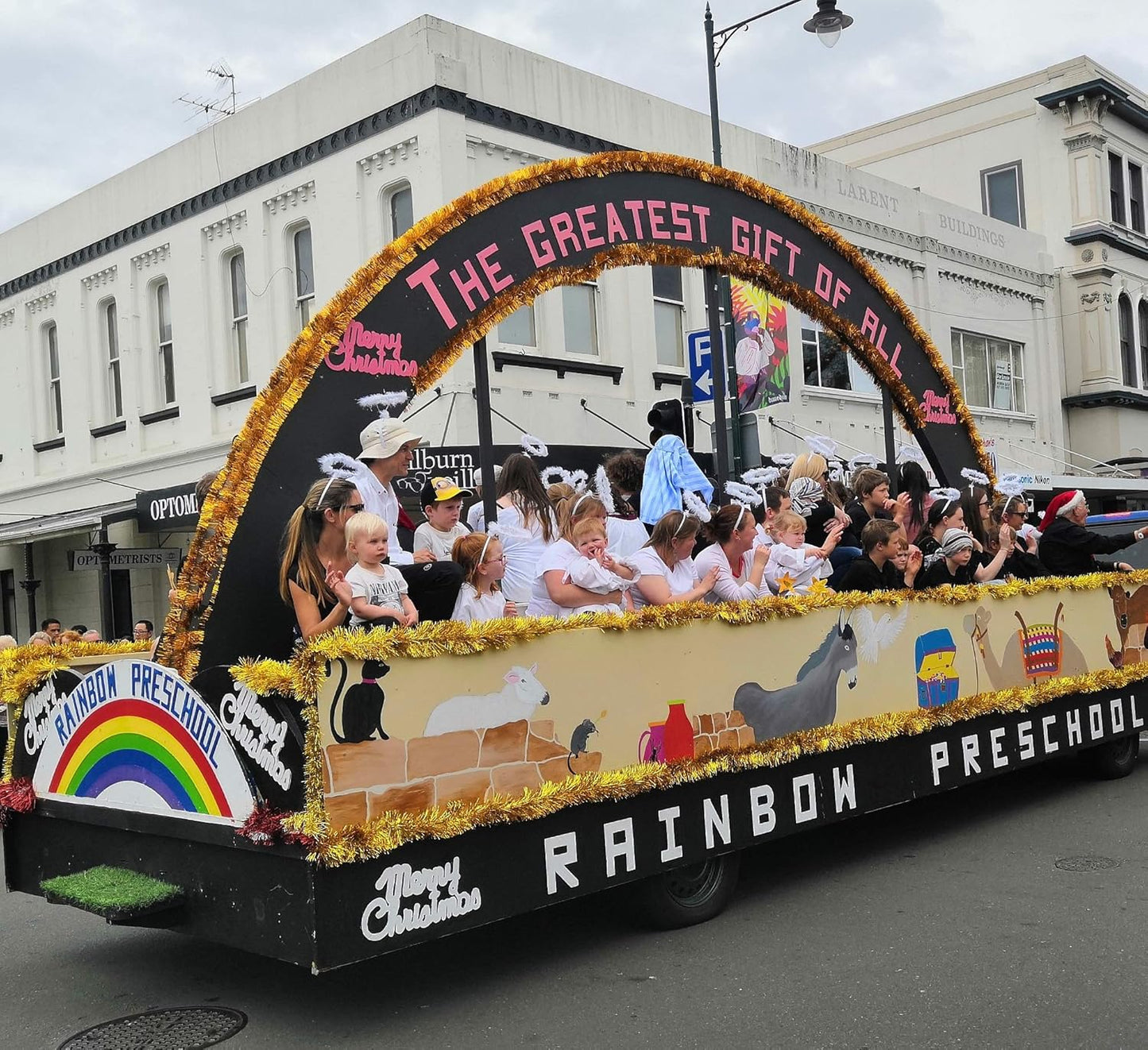 25 ft Long Roll Gold Tinsel Twist Garland, Shiny Metallic Foil Decorations for Parade Floats, Halloween, Christmas Eve, New Year Parties (4" x 25' roll, Gold)